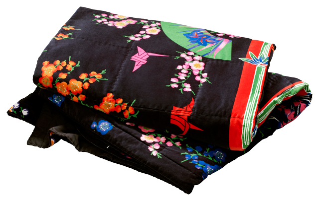 Tyynyjä, päiväpeittoja, printtitekstiilejä. Versace on ensimmäinen H&M:n yhteistyödesigner, joka on luonut myös sisustustuotteita. Tekstiileistä löytyy värikkäitä, japanilaistyylisiä kukkakuviointeja.