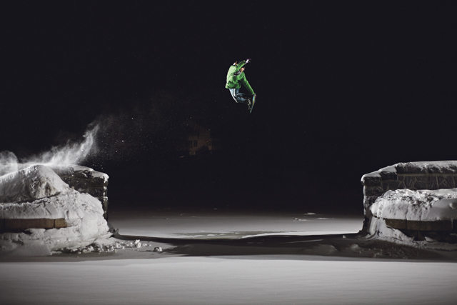 Lumilautafilkat kuvataan öisin. Kauppatorin edusta, kuvassa Fredu Sirviö.