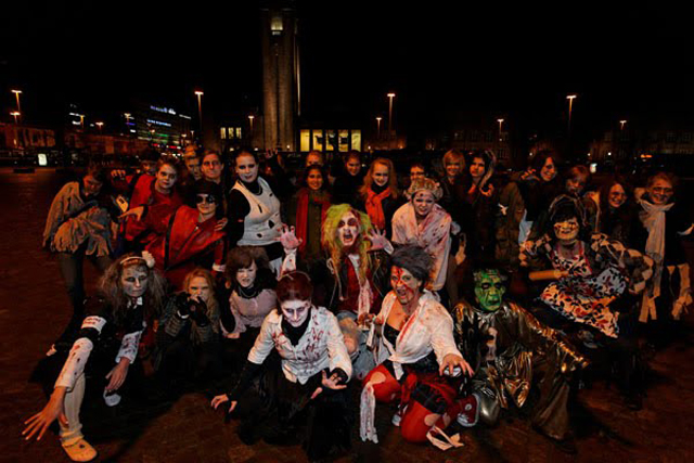 Viime vuonna zombiet tanssivat Rautatientorilla Helsingissä. Toiset tanssit tanssittiin Tampereella.