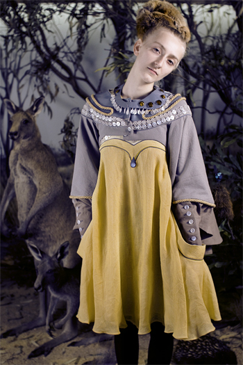 Vaatesuunnittelija Vilma Riitijoki on  kaunis myös kameran edessä. Kuvauspaikka: Luonnontieteellinen museo