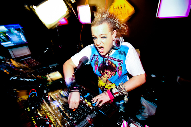 John B on tunnettu tiukkojen biisiensä lisäksi värikkäästä olemuksestaan.