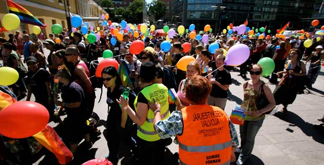 Pride-kulkueessa marssitaan yhdenvertaisuuden puolesta.