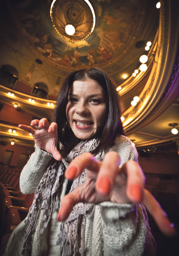 Pienenä näyttelijä Armi Toivanen nauhoitti kaksoissiskonsa ja kaverinsa kanssa monta kotivideollista sketsiviihdettä. Nyhjää tyhjästä -ohjelma toimi innoittajana.