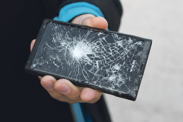 "Testipuhelin on palautettava hyväkuntoisena", uhkasi Nokia. Valitettavasti puhelin ei kestänyt testimme kaikkia vaiheita.