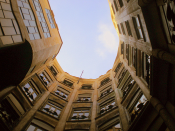 Barcelonassa on paljon upeaa arkkitehtuuria. Kuvassa Antoni Gaudin aaltoilevaa jälkeä.