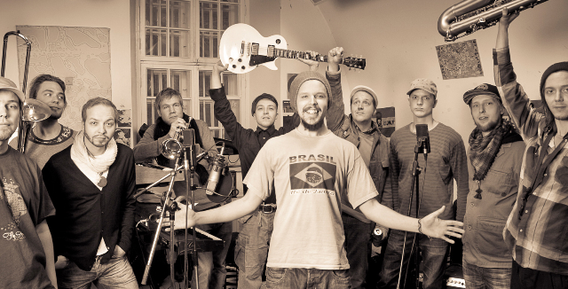 Jukka Poika johdattaa joukkonsa ja letkeät rytminsä Tavastialle.