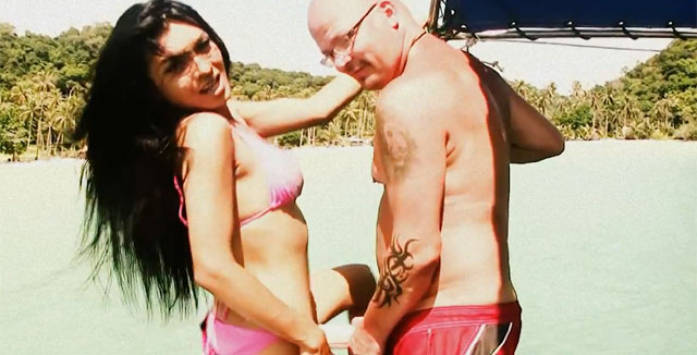 Ari viihtyy ladyboyn seurassa.