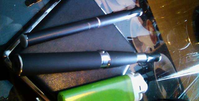 Sähkötupakka: uhka vai mahdollisuus? Sytkäri osoittaa kuvassa vain laitteen mittasuhteen.