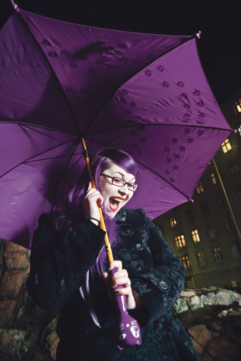 Pettersson kuuntelee aamuisin äänikirjaa kuulokkeista hampaiden pesun aikana, ettei tapahtuma olisi niin tylsä ja virikkeetön. Musiikkia niistä kuuluu harvemmin.