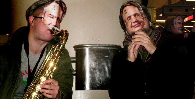 Saksofonisti nostatti tunnelmaa Haaviston Flash Mob -tapahtumassa.