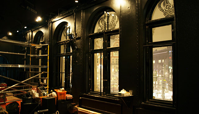 Ikkunoista kelpaa katsella öistä Manskua. Ja sisään jonottavia ihmisiä.