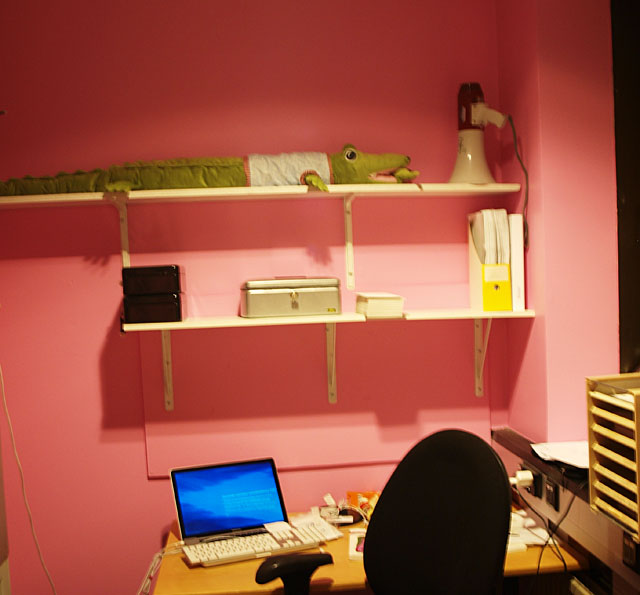 Krokotiili Riku on seurannut ravintolanjohtaja Markku Valtasta jo pitkään. Nyt se on asettunut Valtasen vaaleanpunaiseen toimistoon.