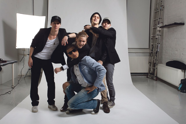 The 5th of April tunnetaan energisistä live-keikoistaan. ”Musiikki inspiroi”, kertoo rumpali Juho Sorvari (keskellä).