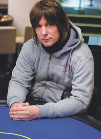 Antti Kärkkäisen nettiturnausvoitto meinasi kaatua internetyhteyden katkeamiseen.