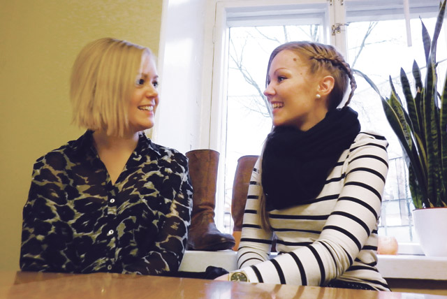 Reetta Vahanen ja Sonja Salli juttelevat mielellään meikeistä, mutta neuvoja kannattaa kysyä kosmetiikan kemiasta.