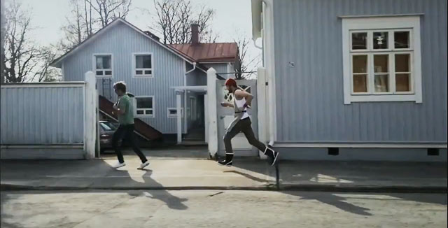 Teemu Nikin A Fish Storyssä juostaan kalan perässä.