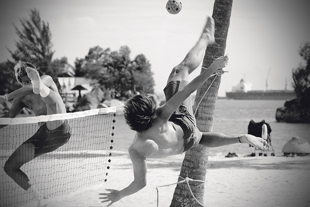 Kaakkois-Aasiassa sepak takrawia pelataan missä tahansa. Aloittelijan kannattaa aloittaa pehmeällä alustalla.