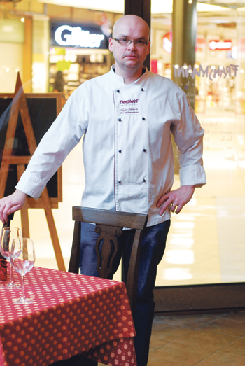 Fransmannin uusi puoli aukeaa Koskikeskukseen. Kuvassa ravintolapäällikkö Keijo Lehtola.