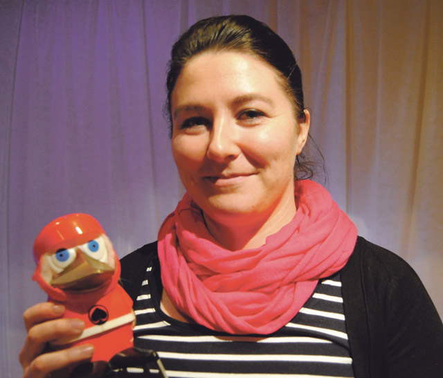 Heidi Helkiö-Mäkelän mukaan näyttelyssä on paljon myös itse tehtyjä fanituotteita.