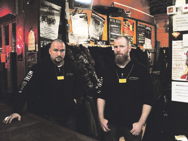 Hevimestan ovella päivystävät Jartsi (vas.) ja Hantte.