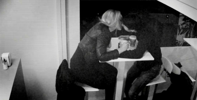 Suutelu saattaa kohdata esteitä Kauko Cafessa.