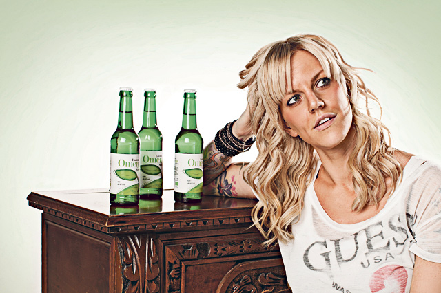 "Etiketit leikeltiin itse ja pantiin Tiimarin liimalla kiinni. Juomat pullotettiin käsin, ja korkit suljettiin yksi kerralla koko perheen voimin", Jenni Silvennoinen kertoo alkutaipaleesta.