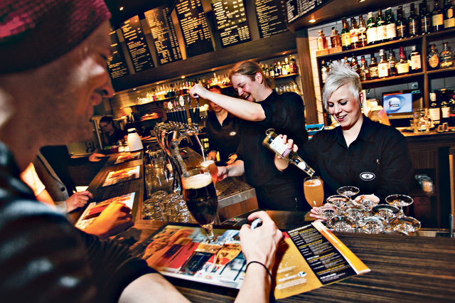 Riina Konola kaataa Teerenpelin valikoimasta Jesse Vinnarille tuopillisen.