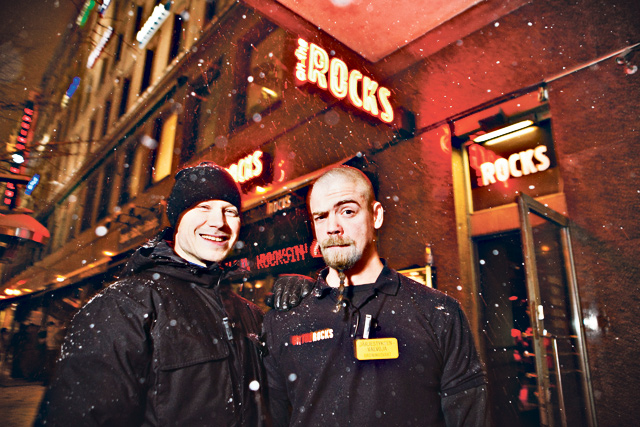 Paras baari, palvelu ja poket asuvat samassa osoitteessa. Kolmoisvoittoa juhlitaan On the Rocksissa kantisten ja henkilökunnan kesken 9.2.