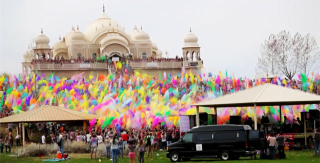 Holi-festareilla värit roiskuvat.