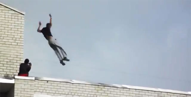 Voltti kierteellä parikymmenkerroksisen talon reunalla.