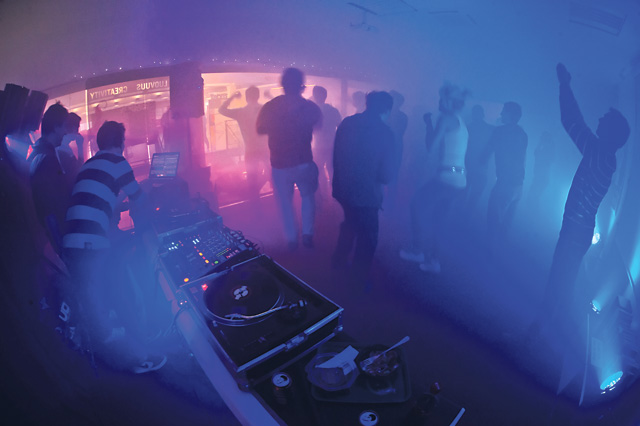 Pienessä savuntäyteisessä huoneessa ei näe nenäänsä pidemmälle. Se ei menoa haittaa.