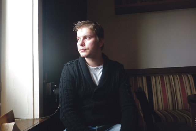 Juho Golnickin mukaan Tyynymies pohtii kysymystä ”Kenen tarinassa sinä elät?”