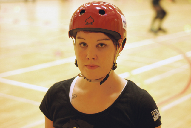 Marja Tallgrenille on sanottu, että roller derby muistuttaa säännöiltään amerikkalaista jalkapalloa. Taklauksilta ei voi välttyä.