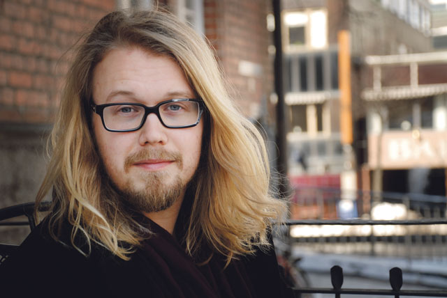 Touko Hujasen seurueelta kysyttiin kuvausreissulla Kolumbian Soachassa, onko heillä armeijan suojelusta. New York Timesin toimittaja oli ottanut turvakseen sotilasjoukon.