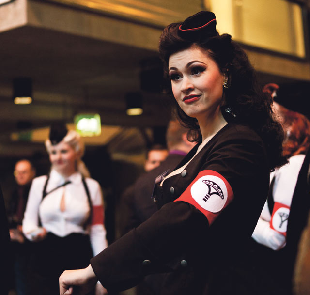 Iron Skyn nettisivuilla faneja pyydettiin pukeutumaan ensi-iltagaalaan elokuvan teeman mukaisesti. Samuli Torssosen mukaan fanit ovat olleet Iron Skyn  ilmainen markkinointikoneisto.