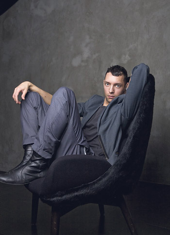 Suunnittelija poseeraa tottuneesti. Lieneekö kameran takana muotikuvaaja-puoliso?