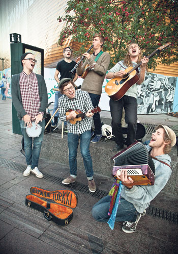 Hermanni Turkki ilmoittaa tulevista keikoista Facebookissa jos muistaa.