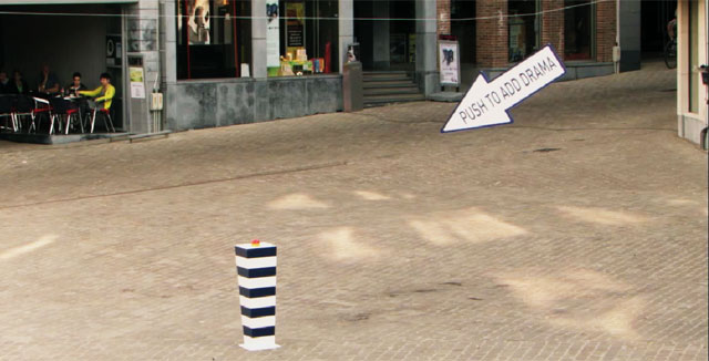 Vaadimme samanlaista draama-nappulaa kaikkien Suomen pikkukaupunkien aukioille.