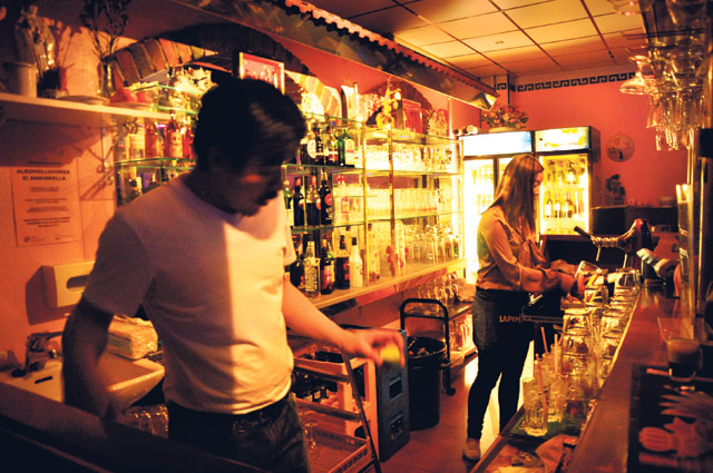 Mii Jutranilla ja hänen isällään on kiire. He keskustelevat tiskin takana vietnamiksi, kun asiakkaat tungeksivat baaritiskillä.