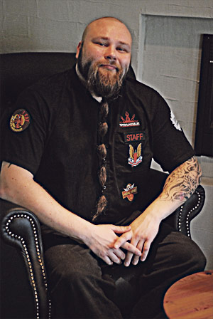 Marko Suksi maistelee päivittäin uusia chili-yhdistelmiä ja kehittää niistä uusia tuotereseptejä.