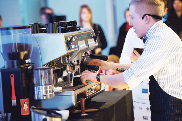 Pro-kahvilassa on taitavat baristat sekä kuumat kahvat ja kupit.