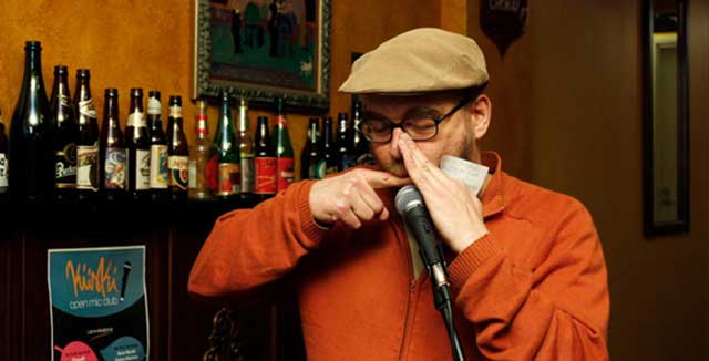 Rap-artisti ja runoilija Dxxxa D sanataiteilemassa.