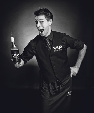 VIP Bartendersien Rane Tiainen suosittelee yo-juhlaputkeen kuohuviiniä. "Ja väliin vähän teräviä, niin kyllä se siitä."