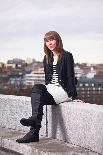 Lotta Löfgrenin voitokkaat ankkakorkokengät kantavat nimeä Duck Martens. Lotta esitteli jalkineet catwalkilla itse.