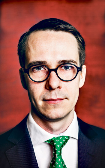 Carl Haglundin uraa seuranneen tutkijan mukaan Haglund on "vaatimattomuuden synnistä vapaa".