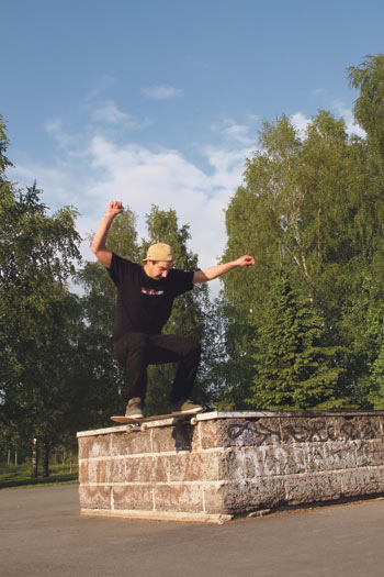 "Porkan parkki on aika huonossa kunnossa, mutta tänne skeittaajat yleensä kokoontuvat", Antti Wallin kertoo.