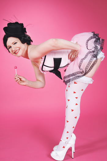 Cherry Bonbon tekee miehensä kanssa neoburleskia, joka on perusburleskia oudompaa.