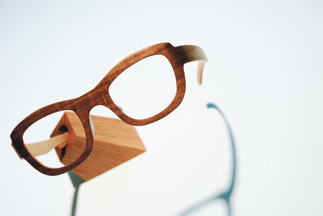 Kraa Kraan pähkinäpuiset lasit tummuvat vanhetessaan.