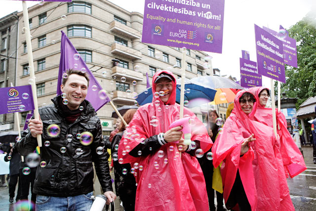 Sadetakit olivat tarpeen Baltian Pride-marssilla - välillä satoi vettä, välillä kananmunia.
