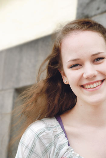 Ulla Valanto on autokoulussa, jotta voi kesällä ajella ympäri kaupunkia työsuhdeautollaan Ford Fiestalla.